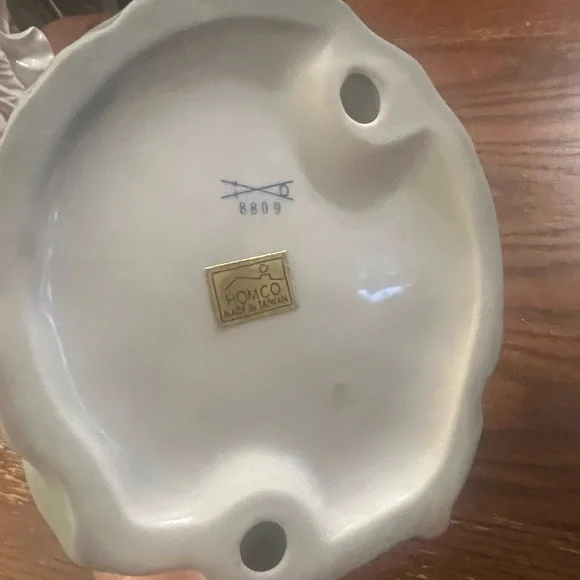 Vintage Homco Ceramic Figurine with White and Cream Tones - Picture 3 of 4